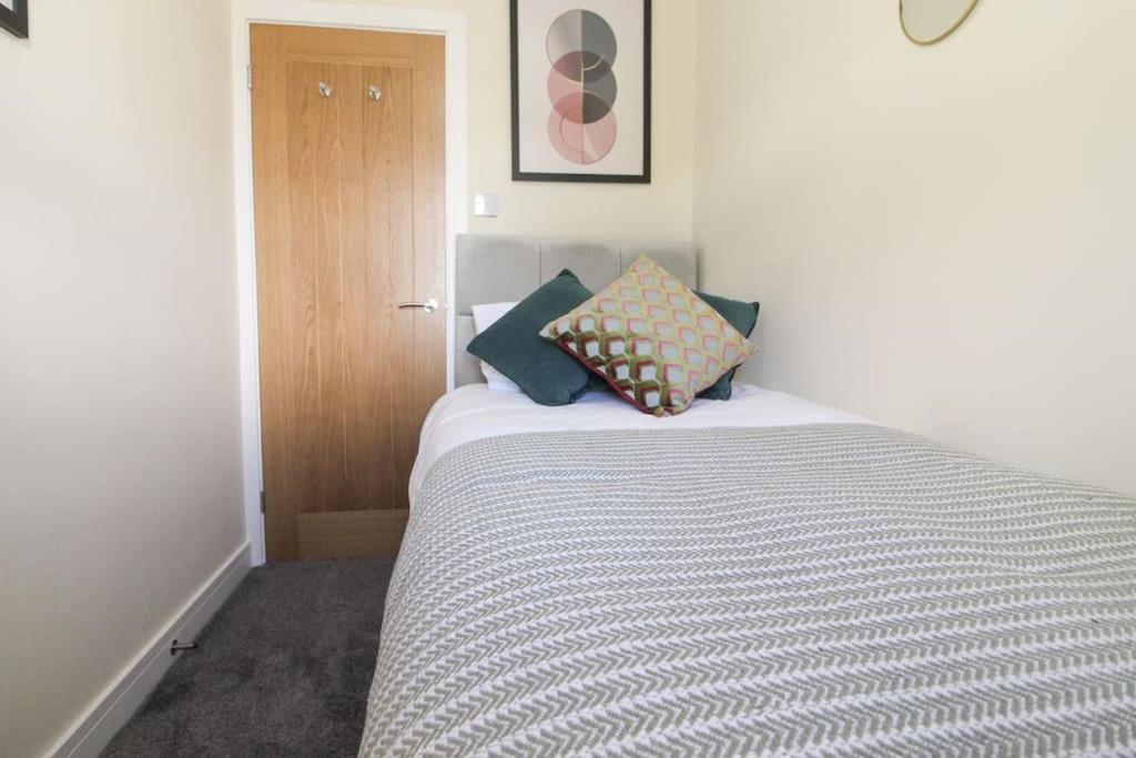 Modern 3 Bed, Contractors Welcome, Bradford Bradford  Exterior foto