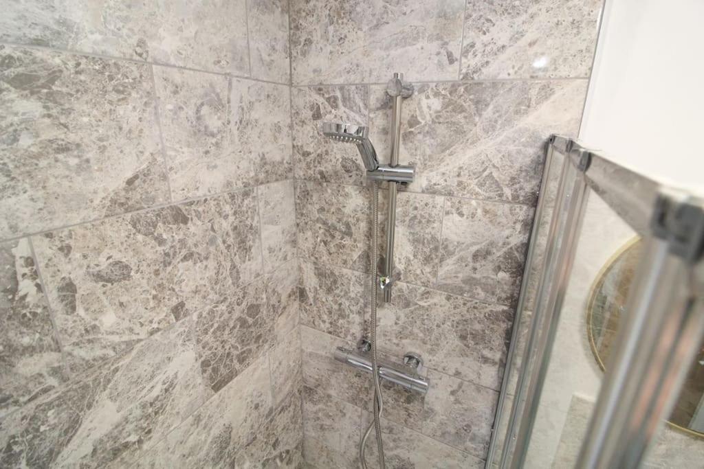 Modern 3 Bed, Contractors Welcome, Bradford Bradford  Exterior foto
